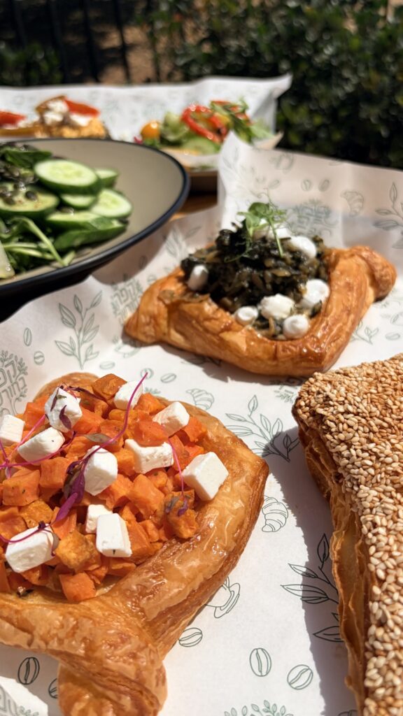 מגש מאפים בקפה בחורשה עם ירוק ברקע