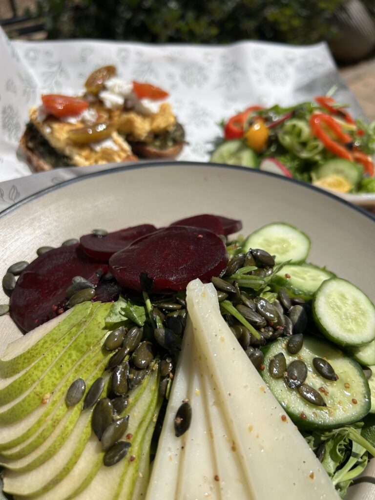 סלט אגסים וסלקים עם גבינה וזרעי דלעת ביוגלך שדות